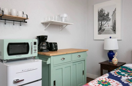Westlake Apartment | Charming Studio for Two! Minutes Away from DTLA!