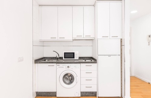 Las Acacias Apartment | Charming Studio Near Beach in Malaga - Modern Amenities for Families