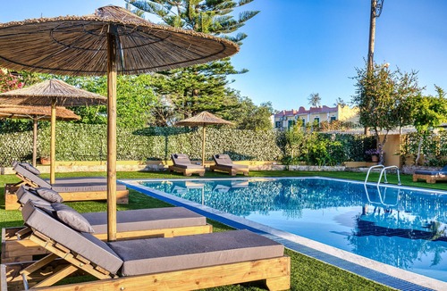 Kavos Apartment | Charming Suite with Terrace, Steps from the Sea