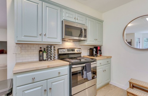 Swan Lake House | Charming Swan Lake Apartment w/Deck!