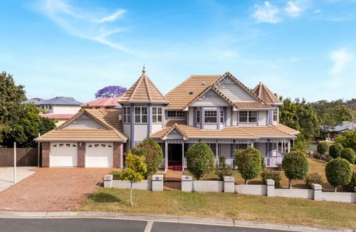 Parkinson House | Charming Victorian Oasis | 5 Beds Porch & Yard