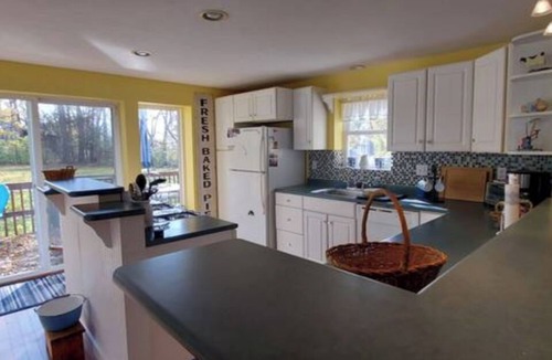 Town of Ledyard Cottage | Cheerful and Charming 4 BR/3BA Cottage by the Lake