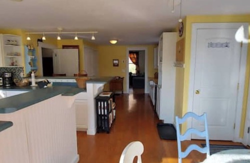 Town of Ledyard Cottage | Cheerful and Charming 4 BR/3BA Cottage by the Lake