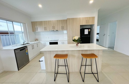 Park Ridge House | Cheerful Fantastic 5 Bedroom Newly built Home