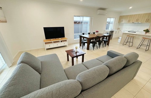 Park Ridge House | Cheerful Fantastic 5 Bedroom Newly built Home