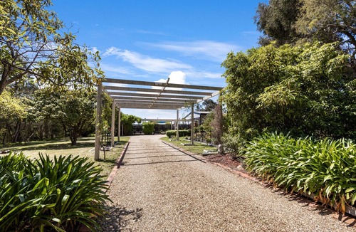 Eagle Point House | Chenu Lakeside Homestead: Your Perfect Holiday Retreat