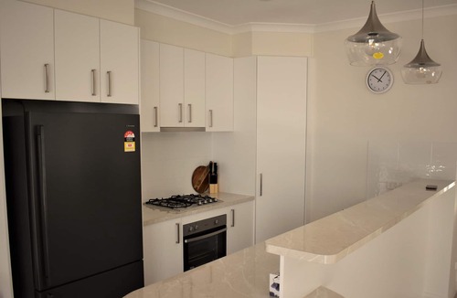 Mildura Central Business District House | Cherry Villa 2: Luxurious 3BR Inner City Townhouse in Mildura. Free WIFI.