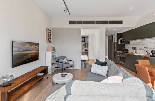 St Kilda Apartment | Chic 2-Bed Apartment in Vibrant St Kilda