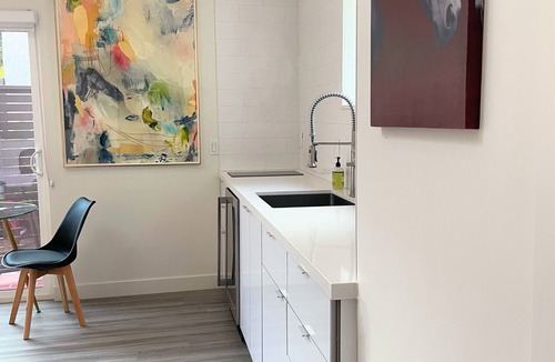 The Flats Apartment | Chic new guest suite studio with WiFi and AC in fabulous West Hollywood
