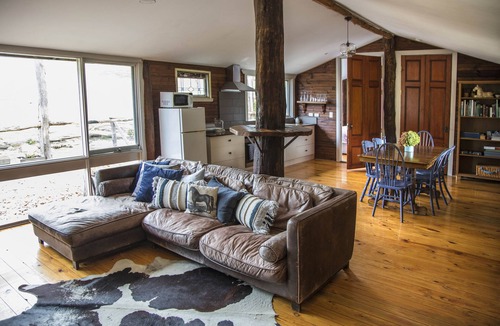 Chum Creek Cottage | Chum Creek Hut - Luxury Country Cottage on beautiful horse property.