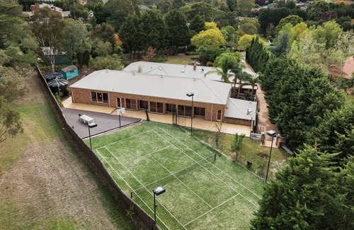 Warrandyte House | Cinema, golf, swimming pool, large space for the ultimate enjoyment