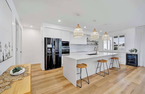 Innes Park House | Cinema Pool Pets 4b2b Bargara Headlands