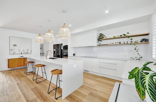 Innes Park House | Cinema Pool Pets 4b2b Bargara Headlands