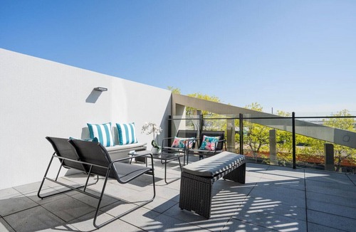 Port Melbourne Apartment | City Meets Bay I Resort Style I 4-Level I Rooftop