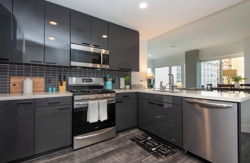 Historic Core Apartment | City Skyline Views 3Bed Apt with Rooftop Pool, Spa,& Rooftop deck