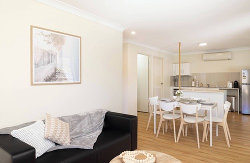 Acacia Ridge Apartment | Clean Acacia Ridge 1BR | Kitchen | 12AS1