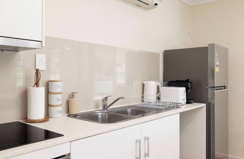 Acacia Ridge Apartment | Clean Acacia Ridge 1BR | Kitchen | 12AS1