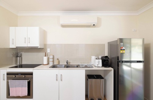 Acacia Ridge Apartment | Clean Acacia Ridge 1BR | Kitchen | 12AS1