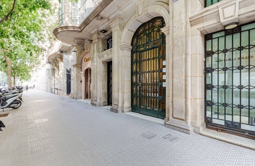 Eixample Apartment | Clean La Dreta de l'Eixample 3BR w/Doorman & W/D, by Blueground