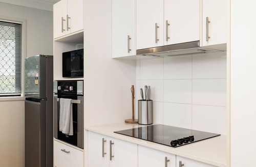 Rocklea Apartment | Clean Rocklea 2BR | Parking | Kitchen | 121D2