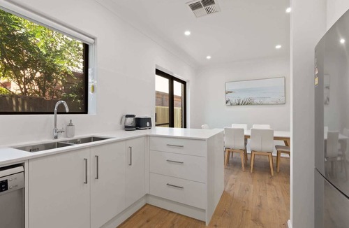 Glenelg South House | Coastal Retreat, 3 Bedroom House on the Broadway