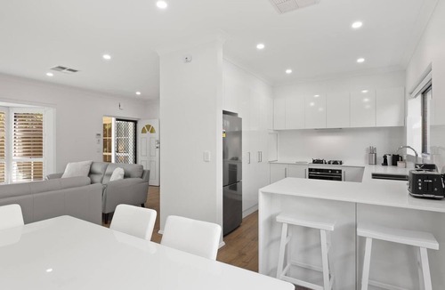 Glenelg South House | Coastal Retreat, 3 Bedroom House on the Broadway