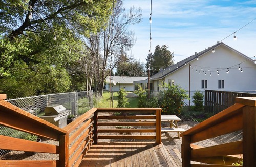 Lockeford Cottage | Come enjoy a relaxing comfortable stay at The Roost Book events spring 2022!