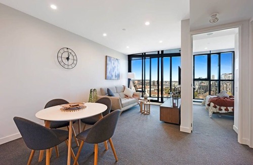Melbourne Apartment | Comfort and Convenience near The Alfred Hospital!