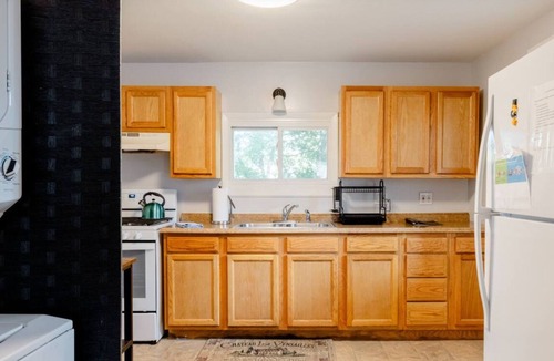 Auburn House | Comfortable, Central Auburn Stay – Ideal for Families, Standard crib sleeps 6