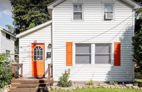 Auburn House | Comfortable, Central Auburn Stay – Ideal for Families, Standard crib sleeps 6