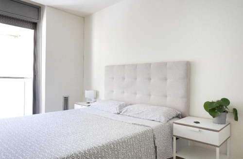 Esquerra de l'Eixample Apartment | Comfortable Room Barcelona Center