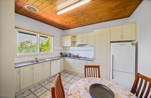 Bendigo House | Comfy, 5 Bedroom, 3 Bathroom Period Home in the centre of town with EV Charger.