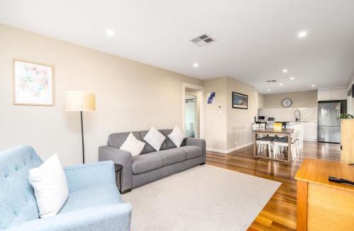Chifley House | Comfy and Modern House with Outdoor Dining and WiFi - Hosted by CanStay