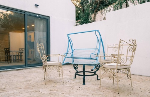 Bodrum City Center Apartment | Comfy Flat w Patio 3 min to Beach in Bodrum