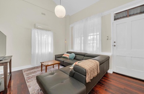 Gawler South House | Comfy Heritage Cottage in Gawler South, spacious with 3 bedrooms and close to city train, shops and dining