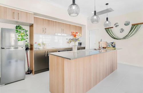 Deebing Heights House | Comfy Home in Deebing Heights