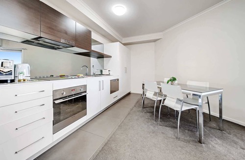 Greenway Apartment | Comfy Lakeside 1-Bed with Secure Parking