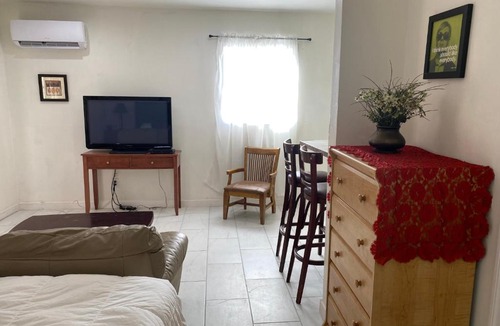 Van Nuys House | Comfy private ADU Guest house in LA