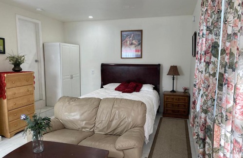 Van Nuys House | Comfy private ADU Guest house in LA