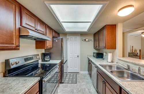 Laughlin Apartment | Community Pool and Gym Apt 5 Mi to Laughlin Casinos