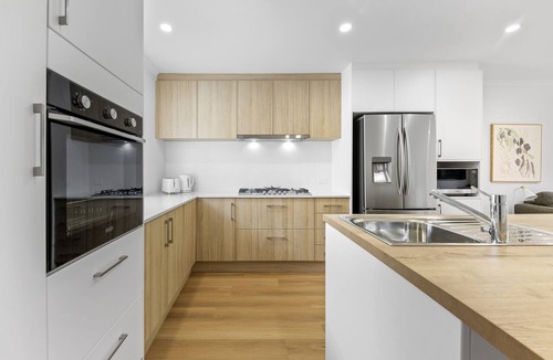 Henley Beach South House | Completely renovated, 900 metres to the beach! 3 Bedrooms, sleeps 5. 2 bathrooms