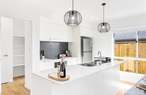 Greenbank House | Convenient Brandnew 4 Beds House, 5 mins to mall