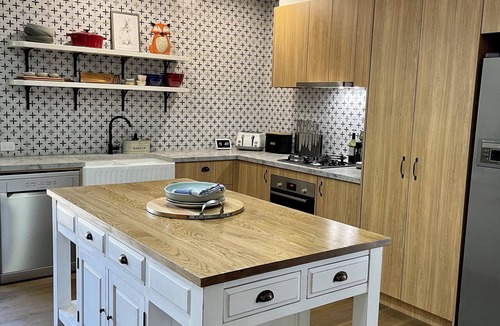 Harcourt North Apartment | Cool shed conversion on park-like acreage in Harcourt North. Pet friendly!