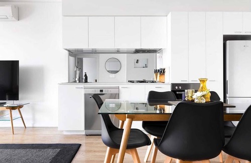 Carlton Apartment | Cosmo Stays- Peaceful 2BR Designer Apartment. Fabulous Location. Free Parking.
