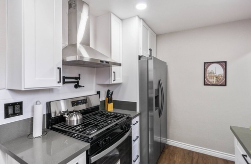 Vernon House | Costal Retreat Long Beach! 3 Queen Bed!Free Parking! Family Friendly!