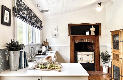 Daylesford Cottage | Cosy and authentic 1870s miner's cottage - Views, fire, stroll into town