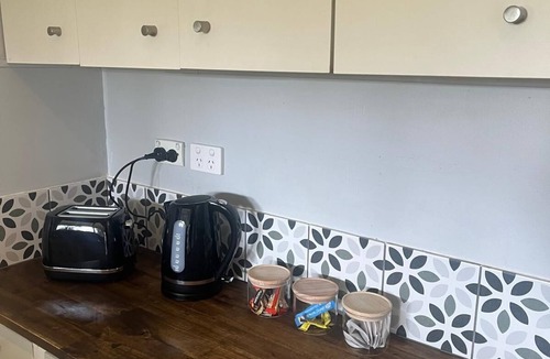 Barkers Creek Apartment | Cosy and historic 2-bedroom apartment. 5kms from Castlemaine. 2kms from Calder.