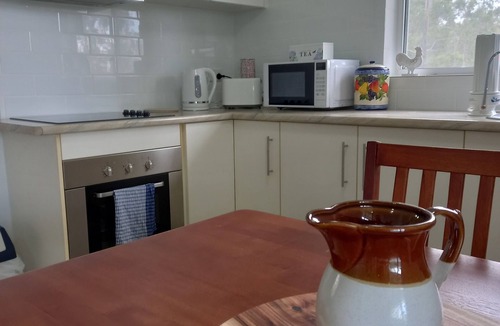 Bungadoo Cottage | Cosy Country Cottage in Bungadoo. One-bedroom quiet accommodation.