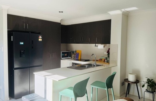 Springfield Lakes House | Cosy Haven in Springfield Central 3 bedrooms, 2 bathrooms and 3 toilets.