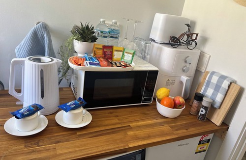Westmeadows House | Cosy Private Entry Guest Suite with luscious garden- 6 Minutes to Airport